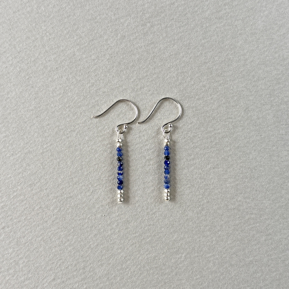 SILVER SODALITE PIERCE "LIGHT"